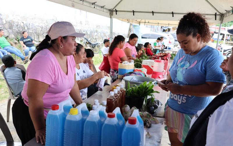 San Luis Petén se llena de productos frescos en la Feria del Agricultor