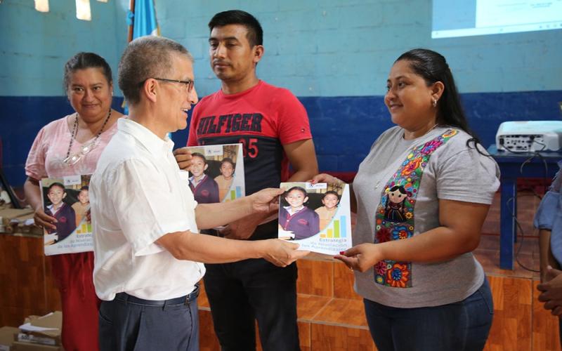 Entregan más de 36 mil kits de la Estrategia de Nivelación de los Aprendizajes en Retalhuleu