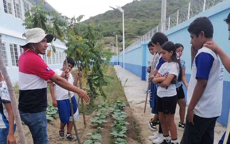 Escolares de San Agustín Acasaguastlán recogen su primera cosecha