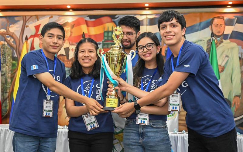 La Selección Nacional de Matemáticas de Guatemala brilla en Honduras