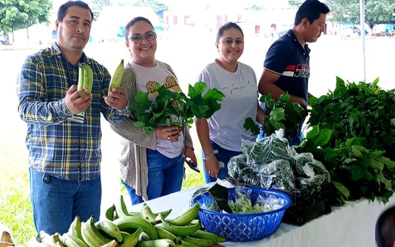Pobladores de San Francisco, Petén, acuden a la Feria del Agricultor 
