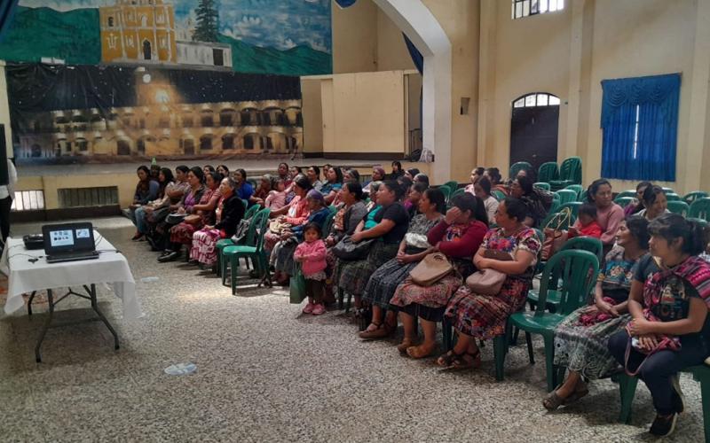 Productoras aprenden a implementar huertos productivos de policultivos