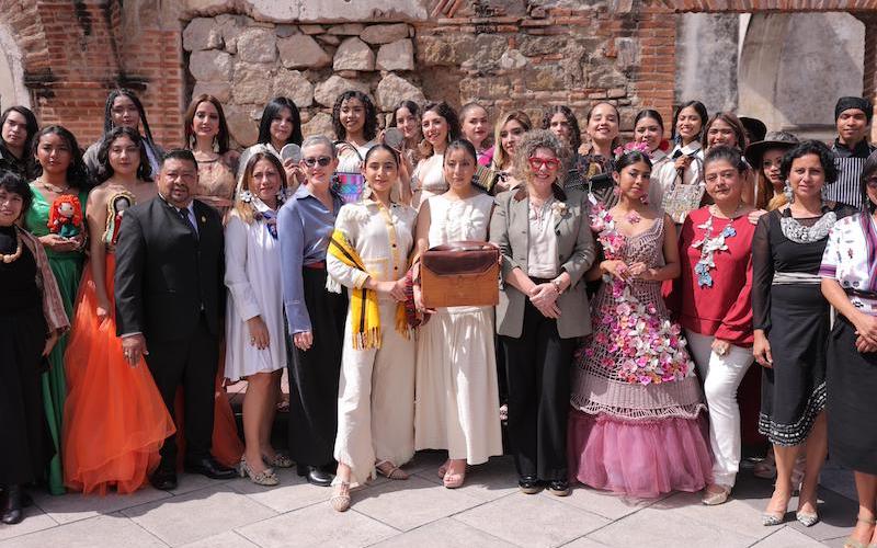 Emprendedoras participan en evento Con Luz Propia Sacatepequez.