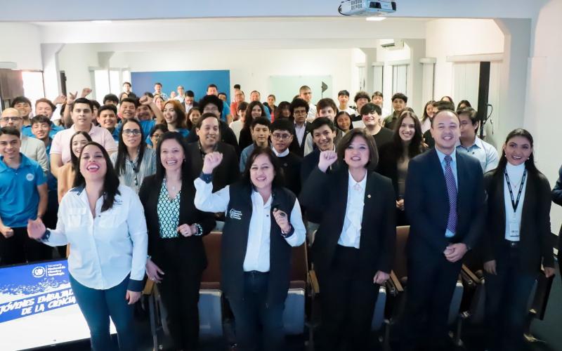 Jóvenes destacados en ciencia reciben reconocimiento como Embajadores de la Ciencia
