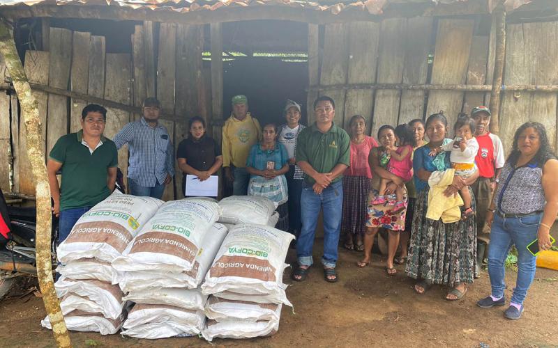 Entregan abono orgánico a familias de Petén