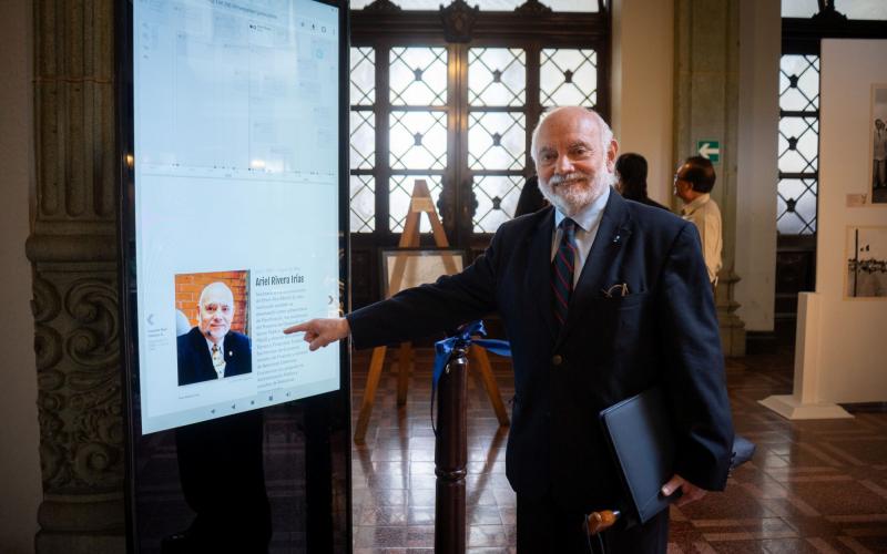 El exsecretario Ariel Rivera Irías hace uso de la plataforma interactiva.