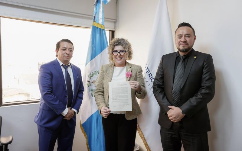 Miembros del Sindicato de trabajadores de Mineco posan con Ministra de Economía tras Firma de convenio