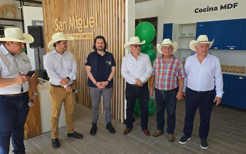 Viceminstro de Economía posa en fotografía con empresarios de jutiapa