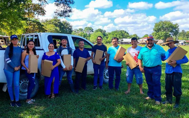Entregan paquetes de cera estampada a los apicultores de La Libertad
