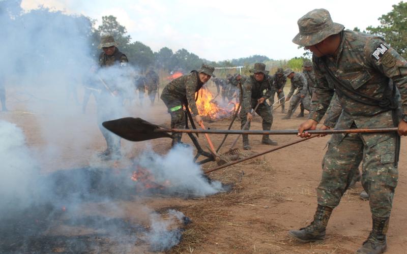 Ejército de Guatemala entrena a sus soldados en “Técnicas Básicas de Control de Incendios Forestales”.