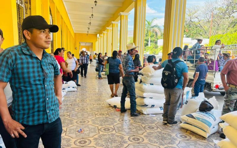 Productores de El Progreso reciben Bono Campesino