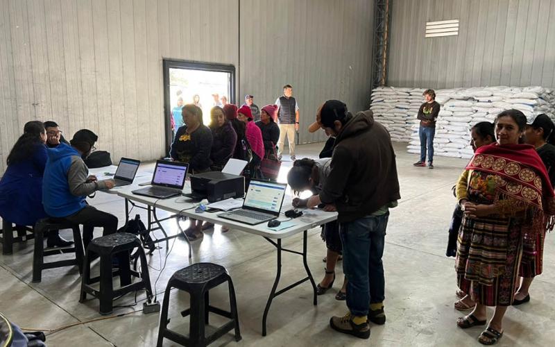 Productores de Totonicapán reciben fertilizante del Bono Campesino