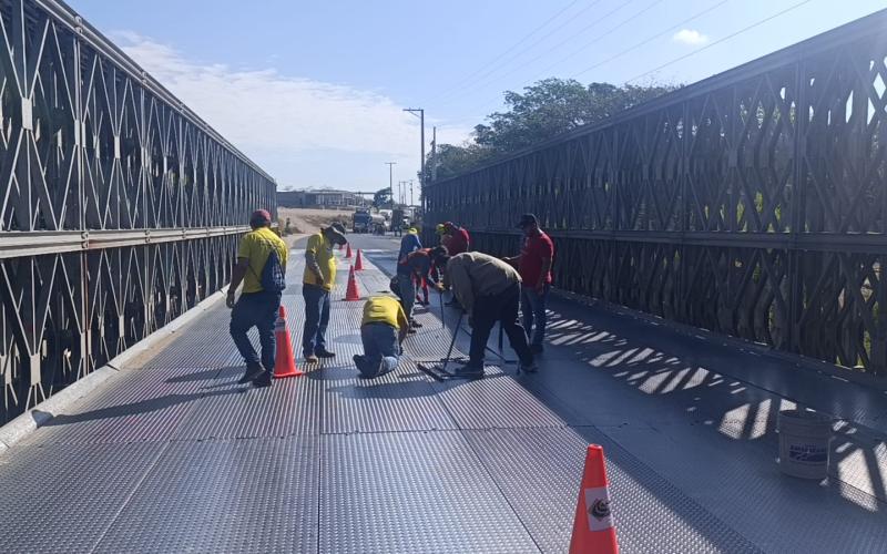 La Zona Vial 8 y la Sección de Puentes de la División de Mantenimiento reforzaron el puente Santiago en el km. 156 de la CA-9 Norte