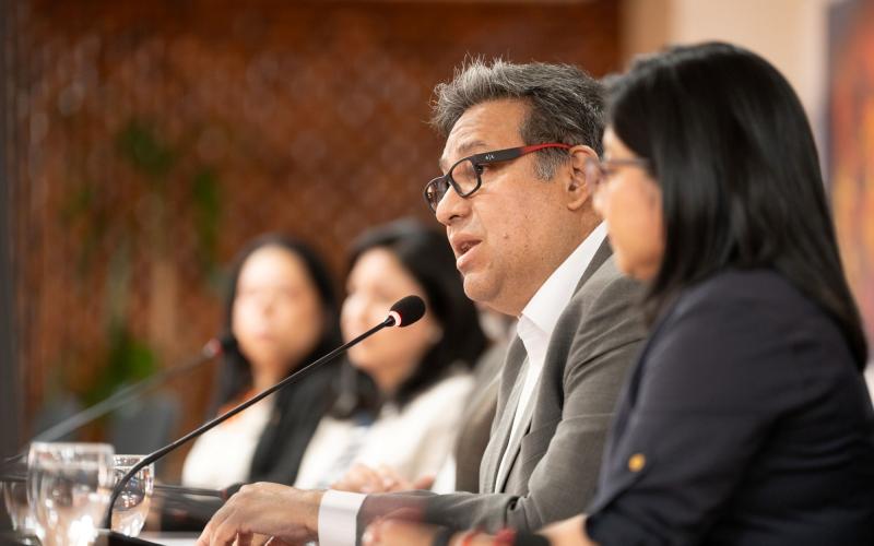 Secretario Carlos Mendoza participó en conferencia de prensa junto a ministro de Finanzas, Jonathan Menkos.