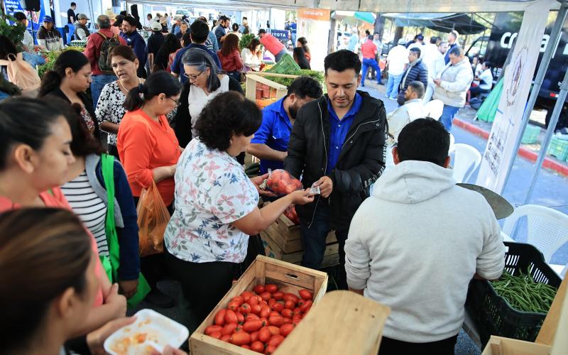 Inauguran la Feria del Agricultor en la ciudad capital