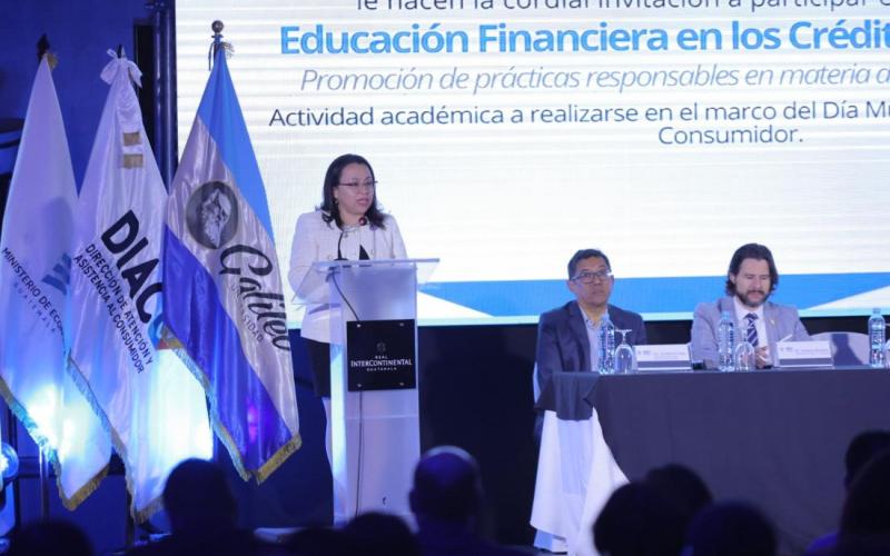 Se buscan garantizar que los consumidores comprendan plenamente los términos y condiciones de los préstamos que adquieren, evitando así el sobreendeudamiento.