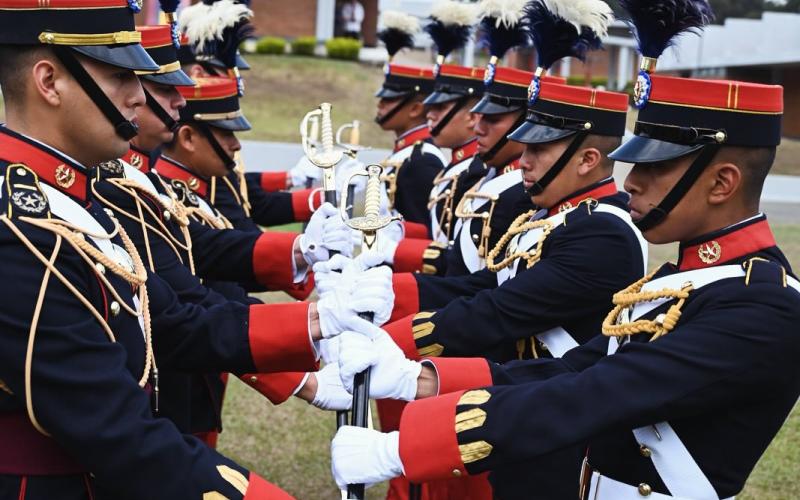 Promoción 167 de la Escuela Politécnica recibió el Espadín, símbolo de honor.