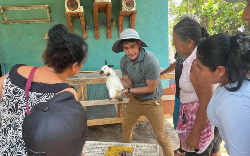 Familias de Santa Rosa reciben conejos y capacitación en cunicultura