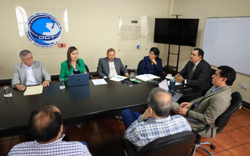 DGT abre sus puertas al diálogo con transportistas extraurbanos en favor de un servicio más eficiente y ordenado