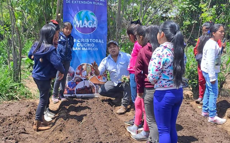 Activan huerto escolar en San Cristóbal Cucho 