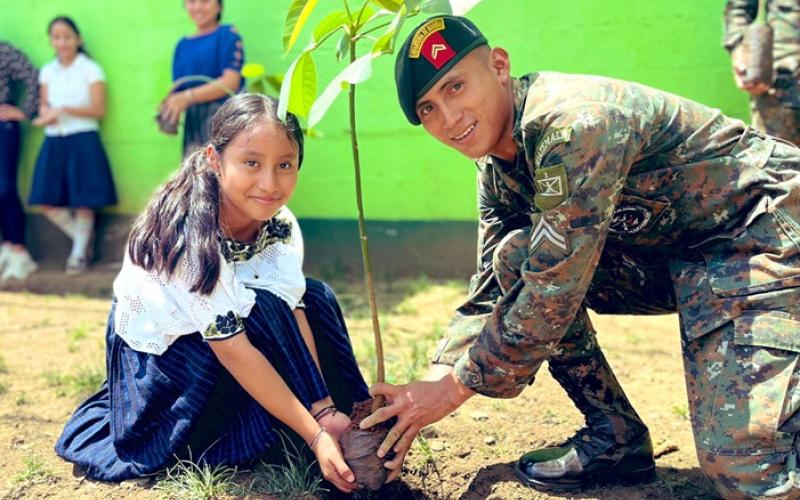 Brigada de Infantería de Marina realizó jornada de reforestación en Izabal.