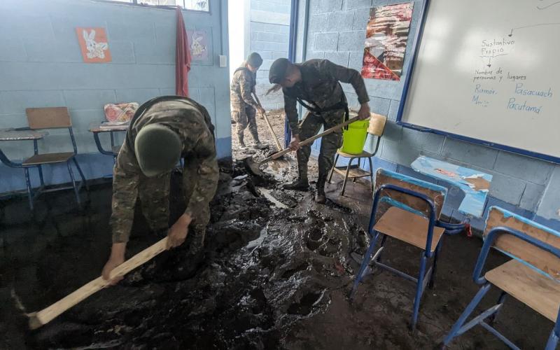 Ejército de Guatemala apoya labores de limpieza en Escuela afectada por lluvias en Sololá.