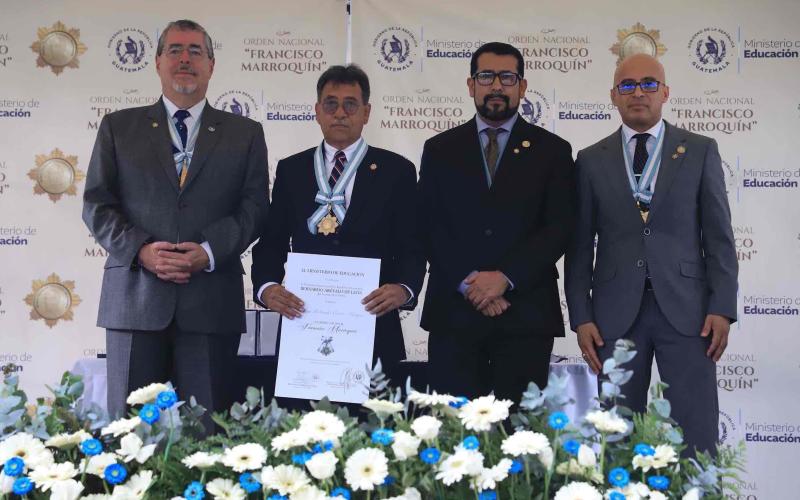 Maestros distinguidos reciben Orden Nacional Francisco Marroquín 2025