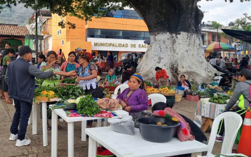 Vecinos de dos municipios de Quiché viven la Feria del Agricultor
