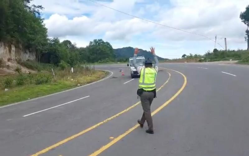 PROVIAL Brinda atención vial tras colisión entre camión y Pick up en jurisdicción de Nahualá, Sololá