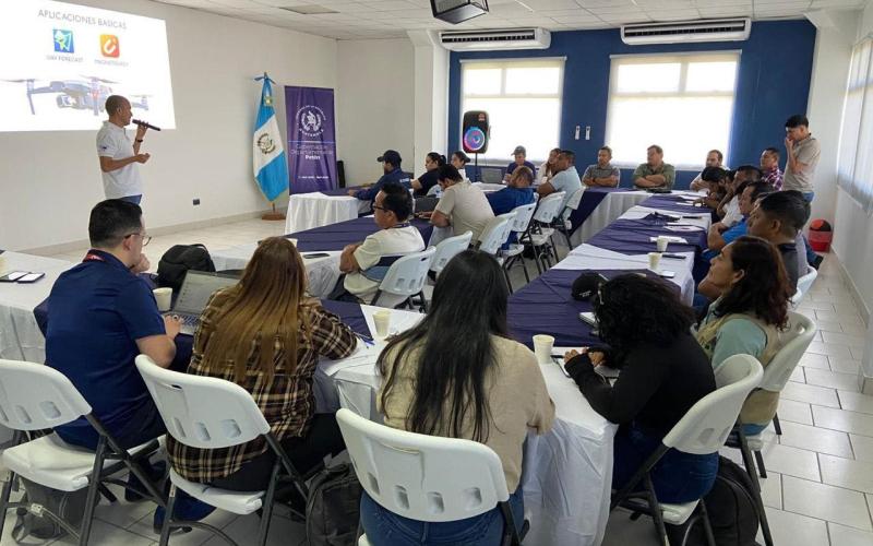 Capacitan sobre uso seguro de drones en el Aeropuerto Internacional Mundo Maya