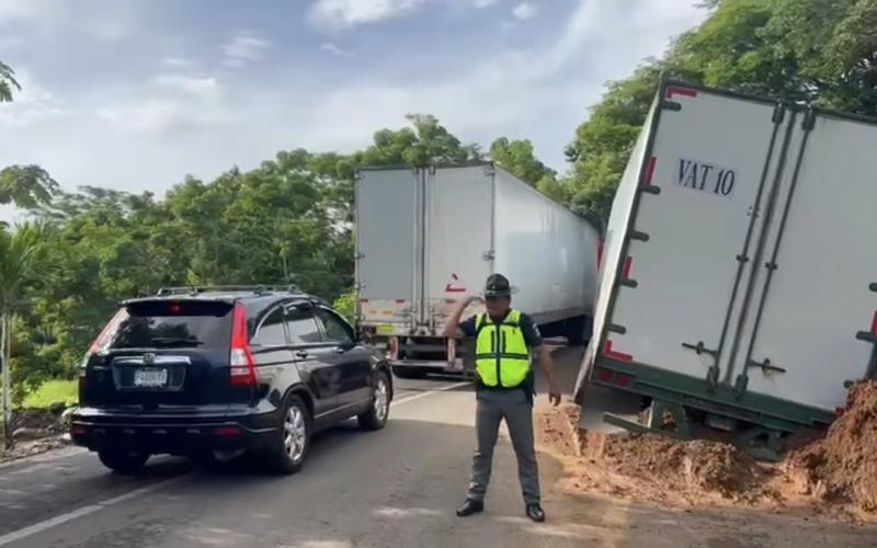 Provial atiende salida de pista de tráiler en Taxisco, Santa Rosa