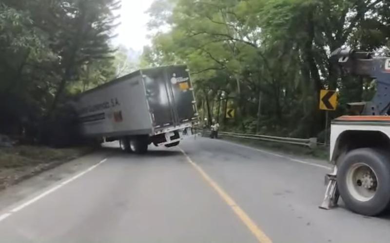 Pronta atención: Provial apoya tras derrape de tráiler en Los Amates, Izabal