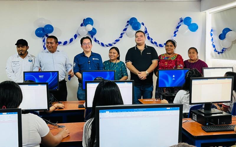ENTREGA DE TALLER DE COMPUTACIÓN EN RIO DULCE