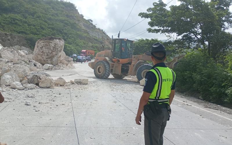 CIV atiende derrumbe en ruta al Atlántico y restablece parcialmente el paso vehicular