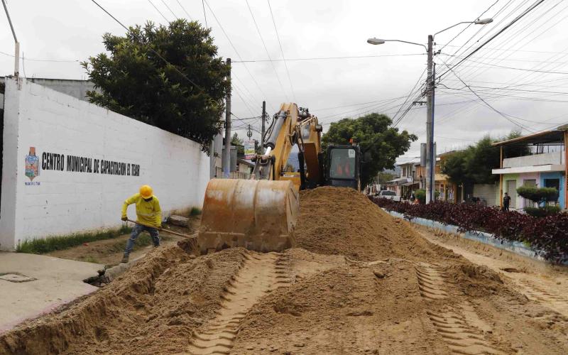 "Gracias a Dios están componiendo la calle", vecinos celebran mejoras viales en El Tejar