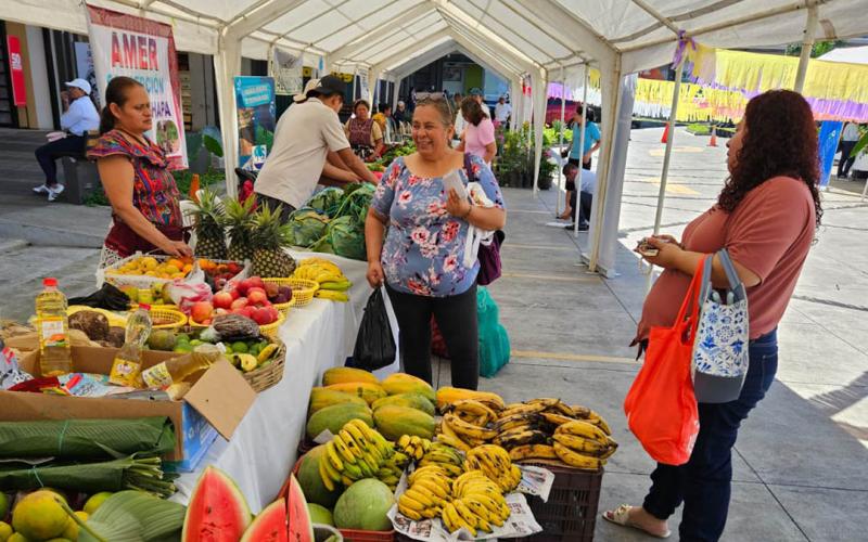 Productores de Quetzaltenango impulsan productos de calidad en Feria del Agricultor