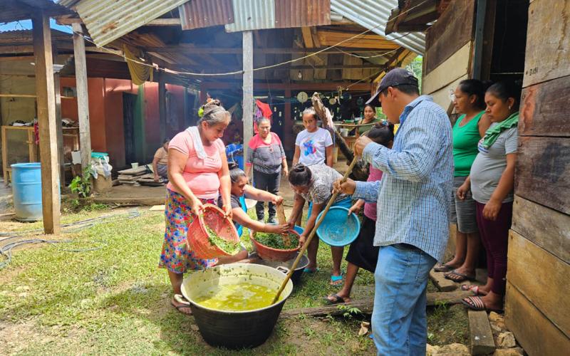 Aprenden a elaborar fertilizantes orgánicos en San Francisco, Petén