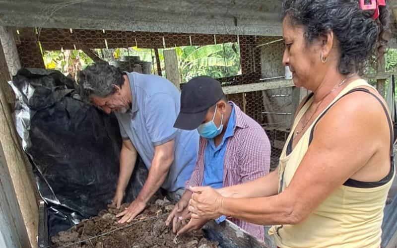 Aprenden a elaborar lombricompostera en Melchor de Mencos