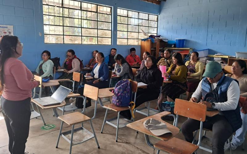Capacitan a docentes de Sololá para implementar huertos escolares