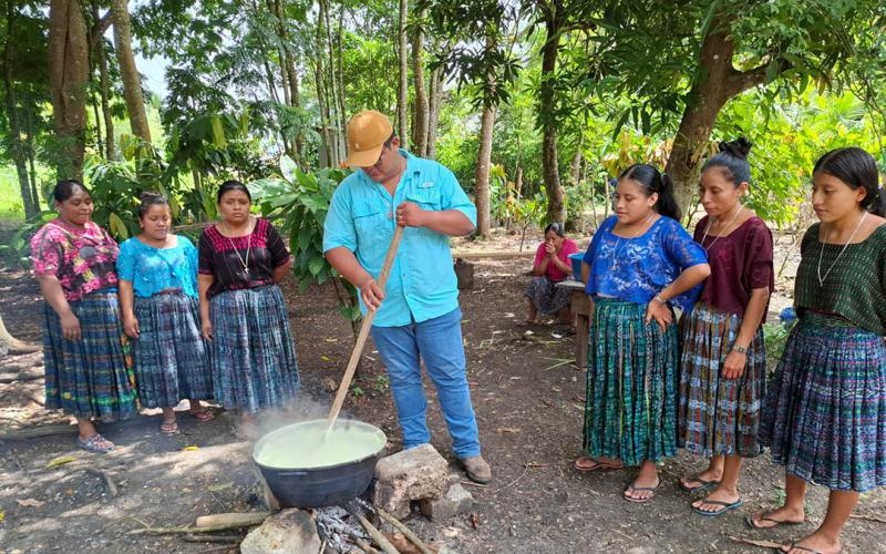 Comunidades de Sayaxché elaboran insecticida orgánico 