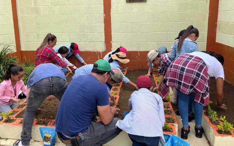 Escolares aprenden acerca de nutrición y valores en huerto escolar