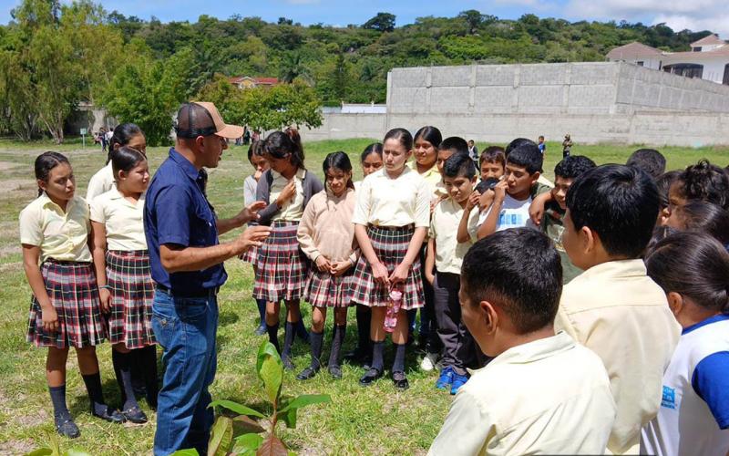 Estudiantes jutiapanecos aprenden la importancia de la reforestación para el medioambiente