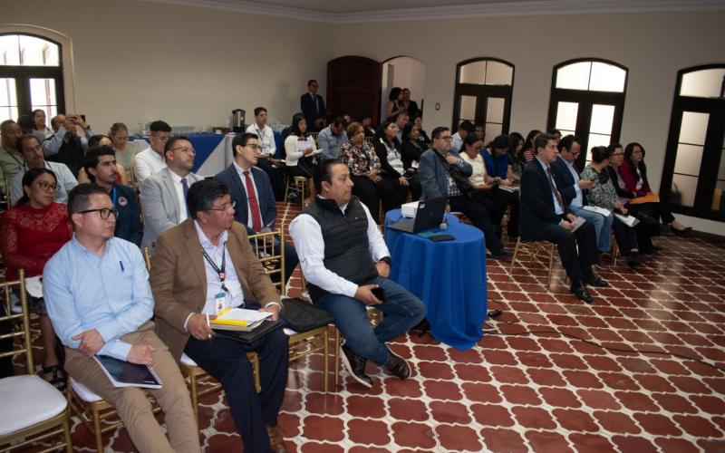 Representantes de instituciones públicas y organizaciones de la sociedad civil asistieron a la socialización del informe. 