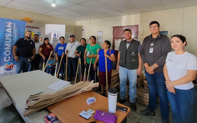 Familias agricultoras reciben semillas y herramientas
