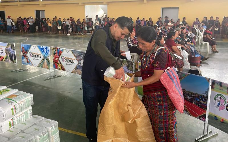 Familias de Alta y Baja Verapaz reciben alimentos por su trabajo comunitario