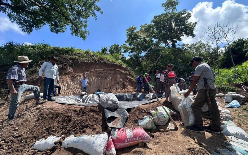 Instalan geomembrana para beneficiar riego y producciones en Baja Verapaz 