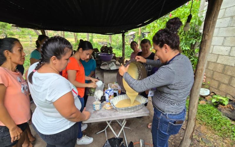 Mujeres de los CADER reciben capacitación para emprendimientos