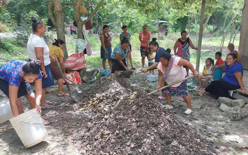 Mujeres del CADER se capacitan para mejorar la productividad agrícola