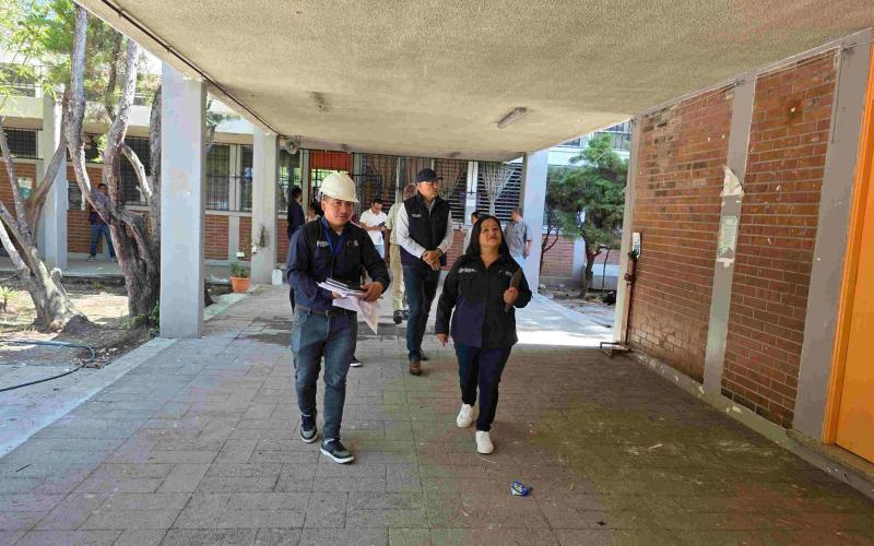 Autoridades de la UCEE realizan supervisión en el proyecto de remozamiento INEBE Lo De Coy
