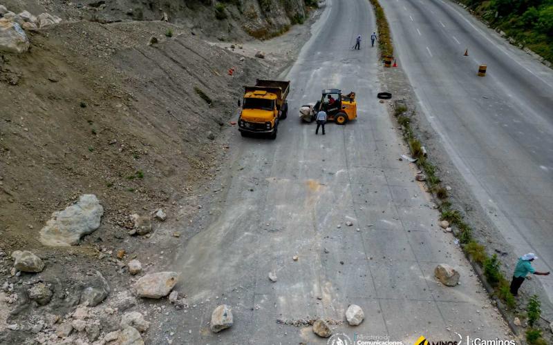 Caminos atiende emergencia vial por desprendimiento de rocas en la CA-09 Norte